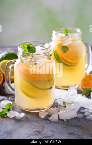 Citrus Limonade mit Scheiben von Orangen, Zitronen und Limetten in Maurergläser Stockfoto