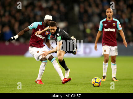 West Ham United Cheikhou Kouyate (links) und die Crystal Palace Andros Townsend (rechts) Kampf um den Ball während der Premier League Match an der London Stadium, London. Stockfoto