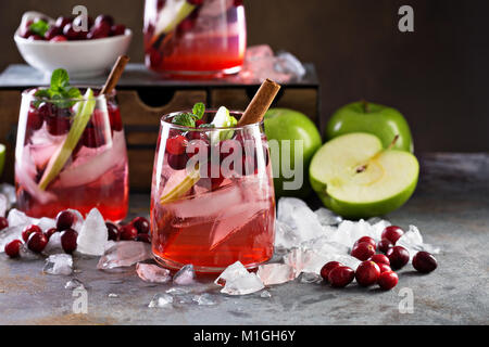 Kalte Winter Cocktail mit frischen Cranberry und grüner Apfel Stockfoto