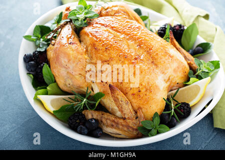 Gebratenes Huhn mit Zitrone und Kräutern für Urlaub oder Sonntag Abendessen Stockfoto