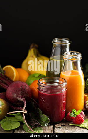 Frische Gemüse- und Obstsäfte mit Rüben, Beeren, Orangen und Grünen Stockfoto