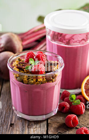 Rote Bete und Himbeer Smoothie mit Müsli, gesunde Diät Rezept Stockfoto