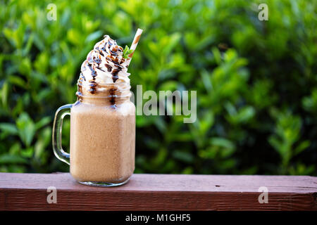 Schokolade Kaffee frappe für einen heißen Sommer Tag draußen auf der Veranda Stockfoto