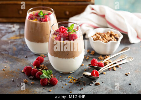 Gesunde Schokolade und Joghurt 2-in-1-Dessert mit Himbeeren Stockfoto