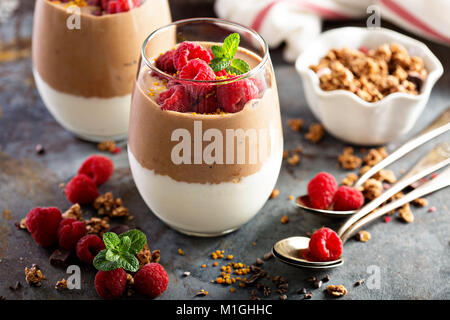 Gesunde Schokolade und Joghurt 2-in-1-Dessert mit Himbeeren Stockfoto