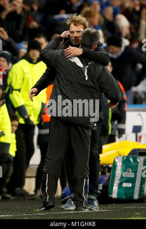 Liverpool Manager Jürgen Klopp (zurück) und Huddersfield Town Manager David Wagner (links) Hug nach dem Finale in der Premier League Match am John Smith's Stadion, Huddersfield Pfeifen. Stockfoto