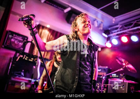 Norwegen, Oslo - 30. November 2017. Die dänischen Metal und Hard Rock Band Pretty Maids führt ein Live Konzert im Hard Rock Cafe in Oslo. Hier Sänger Ronnie Atkins ist live auf der Bühne gesehen. (Foto: Gonzales Foto - Terje Dokken). Stockfoto