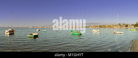 Mar Menor. Los Alcazares. Malerischer Blick auf die Boote gegen Skyline auf Besuch 26. März 2017 Stockfoto