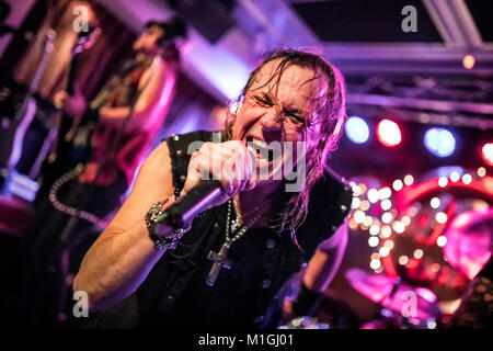 Norwegen, Oslo - 30. November 2017. Die dänischen Metal und Hard Rock Band Pretty Maids führt ein Live Konzert im Hard Rock Cafe in Oslo. Hier Sänger Ronnie Atkins ist live auf der Bühne gesehen. (Foto: Gonzales Foto - Terje Dokken). Stockfoto