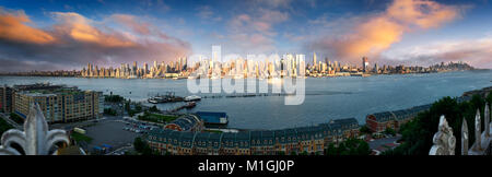 Lower Manhattan Skyline. Riesige Panoramablick aus New Jersey, New York, New York, USA Stockfoto