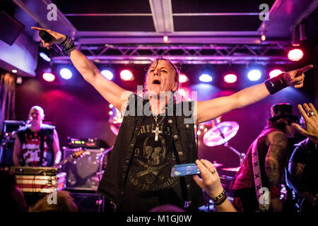 Norwegen, Oslo - 30. November 2017. Die dänischen Metal und Hard Rock Band Pretty Maids führt ein Live Konzert im Hard Rock Cafe in Oslo. Hier Sänger Ronnie Atkins ist live auf der Bühne gesehen. (Foto: Gonzales Foto - Terje Dokken). Stockfoto