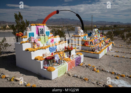 Terlingua, Texas, einen Altar an der Terlingua Friedhof, für den jährlichen Tag der Toten Feier vorbereitet. Der Friedhof, in den frühen 190 festgestellt Stockfoto