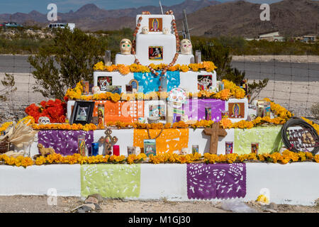 Terlingua, Texas, einen Altar an der Terlingua Friedhof, für den jährlichen Tag der Toten Feier vorbereitet. Der Friedhof, in den frühen 190 festgestellt Stockfoto