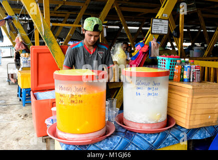 Junge Anbieter verkaufen fruchtsaft am Markt im Stadtzentrum, Kota Kinabalu, Sabah, Borneo, Malaysia Stockfoto