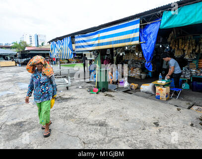 Lokale Frau auf dem Markt in der Stadtmitte, Kota Kinabalu, Sabah, Borneo, Malaysia Stockfoto