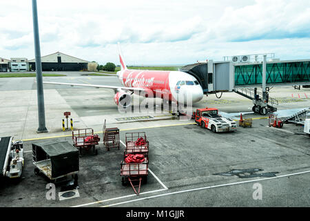 Air Asia Airbus auf ein Tor am Flughafen Kota Kinabalu, Sabah, Borneo, Malaysia geparkt Stockfoto