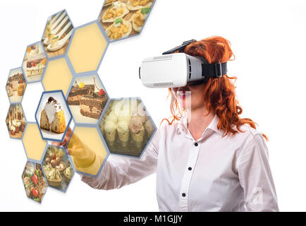 VR-Headset auf eine digitale Schnittstelle im Restaurant Berühren einer Option, interagiert mit Cyberspace, Kopf geschossen Stockfoto