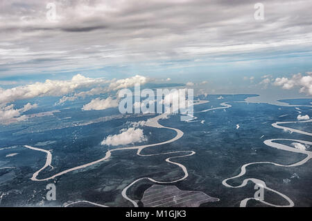 Luftaufnahme von Borneo beim Fliegen von Kota Kinabalu, Sandakan, Sabah, Malaysia Stockfoto