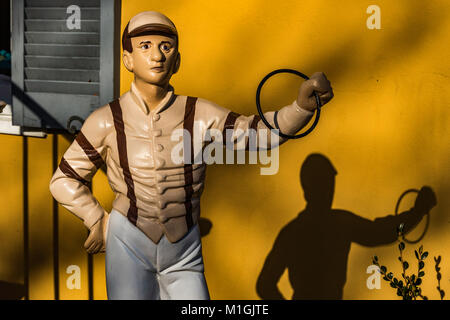 Im antiken Stil rasen Jockey vor Store Eingang. Stockfoto