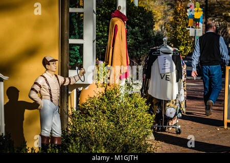 Im antiken Stil rasen Jockey vor Store Eingang. Stockfoto