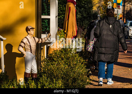 Im antiken Stil rasen Jockey vor Store Eingang. Stockfoto