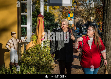 Im antiken Stil rasen Jockey vor Store Eingang. Stockfoto