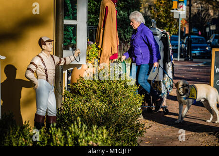 Im antiken Stil rasen Jockey vor Store Eingang. Stockfoto