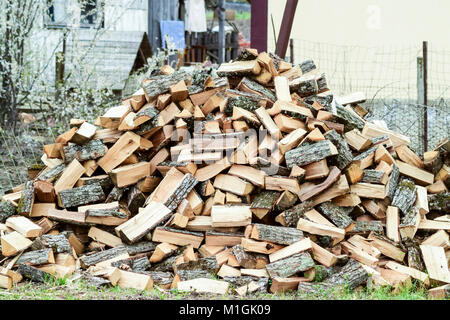 Ein Stapel von Platten Brennholz. Geerntete Holz für den Ofen Stockfoto