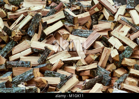 Ein Stapel von Platten Brennholz. Geerntete Holz für den Ofen Stockfoto