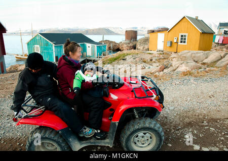 ITTOQQORTOORMIIT, GRÖNLAND - 9. September 2012: Kleine Familie auf einem Quad, ist ein beliebtes Fortbewegungsmittel in diesem abgelegenen Dorf Stockfoto