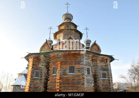 Die hölzerne Kirche der Auferstehung Christi im Museum für Holzarchitektur und Bauern das Leben an einem Wintertag in Wladimir, Russland. Stockfoto