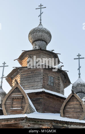 Die hölzerne Kirche der Auferstehung Christi im Museum für Holzarchitektur und Bauern das Leben an einem Wintertag in Wladimir, Russland. Stockfoto