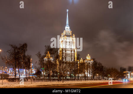 Blick auf Hotel Ukraina in der Nacht in Moskau, Russland. Es ist eine der sieben Schwestern, eine Gruppe von sieben Wolkenkratzer in Moskau, die in den stalinistischen Sty Stockfoto