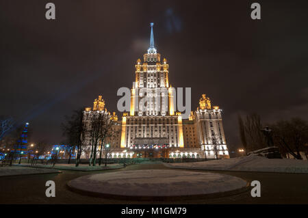 Blick auf Hotel Ukraina in der Nacht in Moskau, Russland. Es ist eine der sieben Schwestern, eine Gruppe von sieben Wolkenkratzer in Moskau, die in den stalinistischen Sty Stockfoto