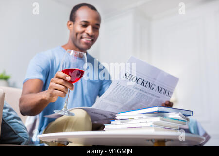 Glas mit Rotwein gefüllt werden Stockfoto