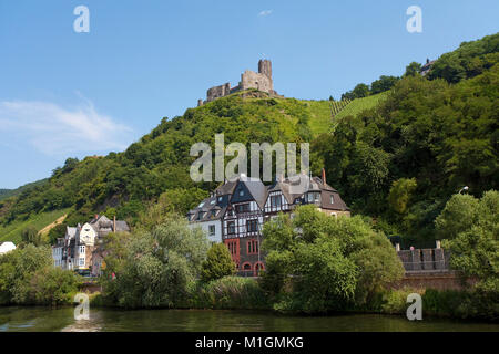 Fachwerkhäuser unter dem historischen Burg Landshut, Bernkastel-Kues, Mosel, Rheinland-Pfalz, Deutschland, Europa Stockfoto