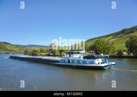 Frachter auf der Mosel bei Traben-Trarbach, Mosel, Rheinland-Pfalz, Deutschland, Europa Stockfoto