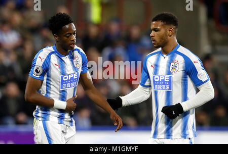 Die Huddersfield Town Terence Kongolo (links) Während der Premier League Spiel gegen Liverpool, in der John Smith's Stadion, Huddersfield. PRESS ASSOCIATION Foto. Bild Datum: Dienstag, Januar 30, 2018. Siehe PA-Geschichte Fußball Huddersfield. Foto: Martin Rickett/PA-Kabel. Einschränkungen: EDITORIAL NUR VERWENDEN Keine Verwendung mit nicht autorisierten Audio-, Video-, Daten-, Spielpläne, Verein/liga Logos oder "live" Dienstleistungen. On-line-in-Verwendung auf 75 Bilder beschränkt, kein Video-Emulation. Keine Verwendung in Wetten, Spiele oder einzelne Verein/Liga/player Publikationen. Stockfoto