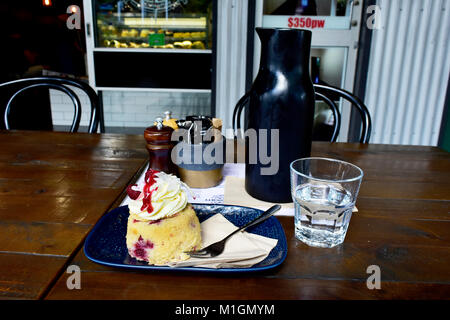 Seite gehen CAFÉS UND BERRY KUCHEN Stockfoto