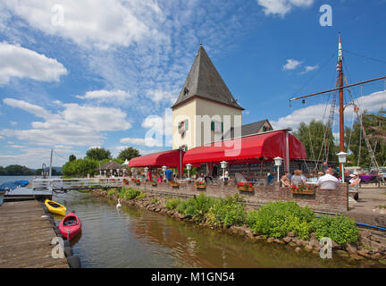 Alte Fähre Tower, Wahrzeichen der Mosel Dorf Schweich, außerhalb der Gastronomie, Mosel, Rheinland-Pfalz, Deutschland, Europa Stockfoto