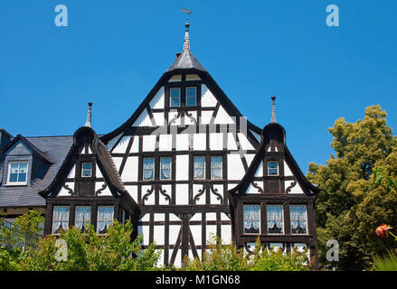 Weinberg drei Giebel Haus, 300 Jahre alte Fachwerkhaus, Gastronomie im schönen Garten, Kroev, Mosel, Rheinland-Pfalz, Deutschland Stockfoto