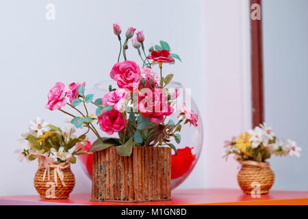 Holz Blumentöpfe. Schöne rosa Ranunkeln Holz- Pflanze im Topf auf weißem Hintergrund Stockfoto