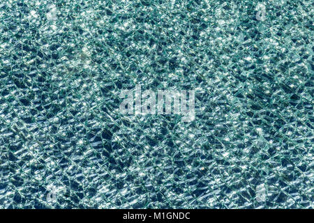 Fein zertrümmerte grünes Glas als Hintergrund. Stockfoto