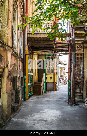 Spaziergang durch die engen Gassen der Altstadt von Tiflis (Georgien). Stockfoto