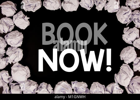 Wort, Schrift, Buchen Sie jetzt. Business Konzept für Buchung Buchung auf schwarzen Hintergrund mit Kopie Raum auf Hintergrund mit gefalteten Papier Kugeln geschrieben Stockfoto