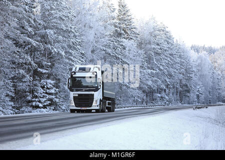 SALO, FINNLAND - Januar 21, 2018: Weiße Volvo FH 500 Verkehrsmittel Sjoman Oy bewegt sich entlang der Landstraße im Winter. Stockfoto