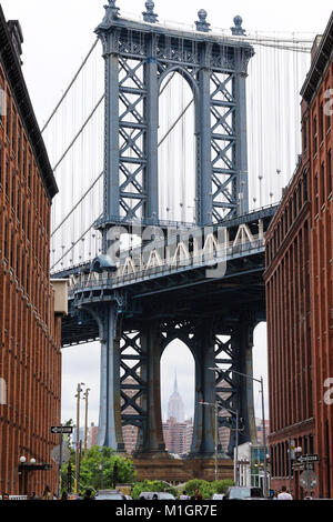 Manhattan Bridge aus Washington Street in DUMBO, Brooklyn gesehen. Stockfoto