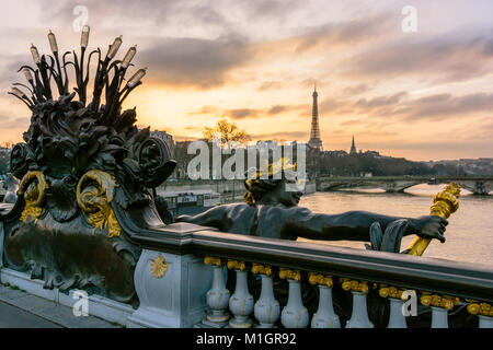 Eine der Nymphen der Seine, vom französischen Bildhauer Georges Recipon, Verzieren der Grundpfeiler der Pont Alexandre III, mit der Pont des Invalides ein Stockfoto