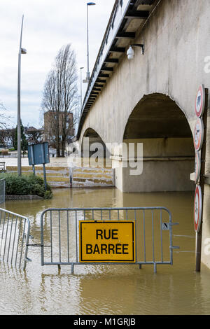 Bry-sur-Marne, Val-de-Marne, Frankreich - Januar 24, 2018: Aufgrund der Winter Überlauf des Flusses Marne, einem überfluteten Tunnel unter der Brücke geschlossen ist zu tr Stockfoto