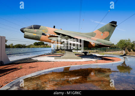 A7 Corsair gate guardian Portugiesische Luftwaffe im Campo de Tiro Stockfoto